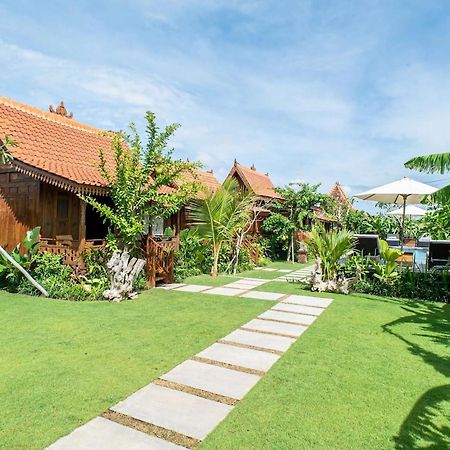 Lima Beach Inn Munggu Exterior photo